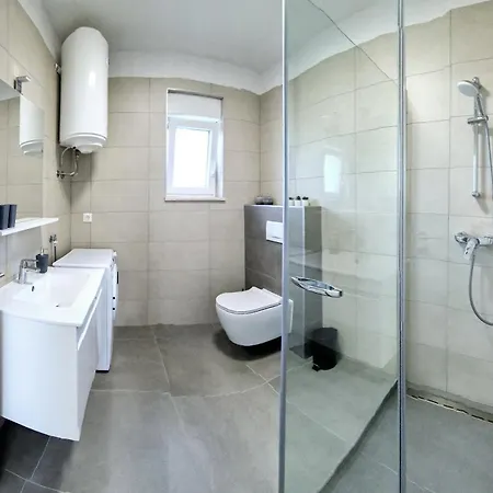 Laura & Nino アパート