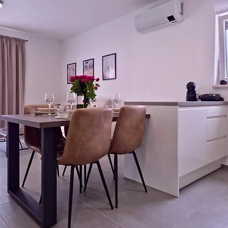 Laura & Nino アパート プーラ