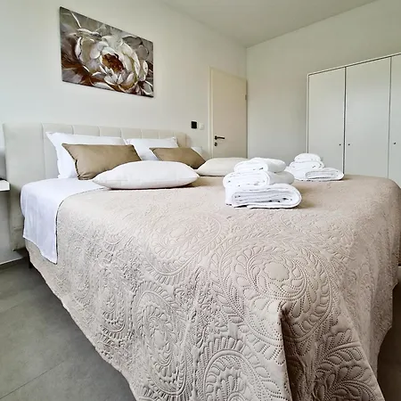 Laura & Nino * プーラ