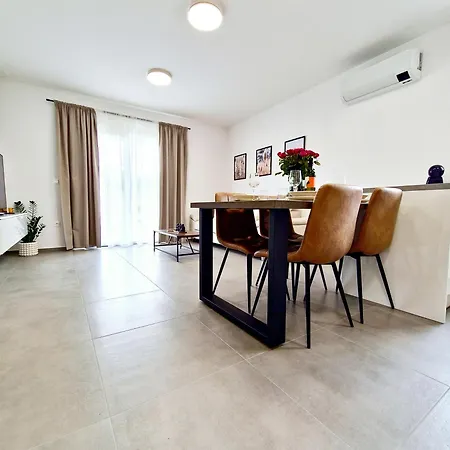 Laura & Nino アパート