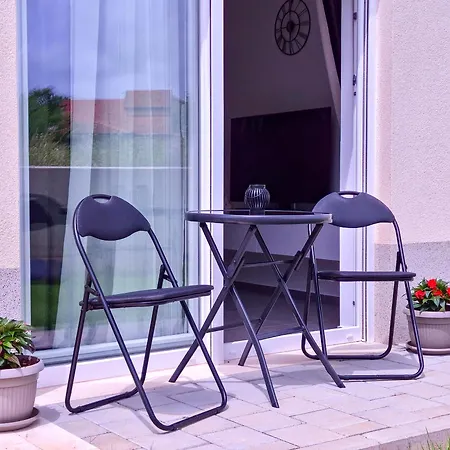 Laura & Nino Apartament *