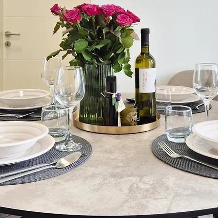 Laura & Nino דירה *