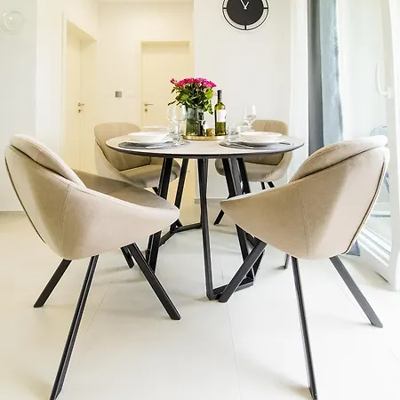 Laura & Nino פולה